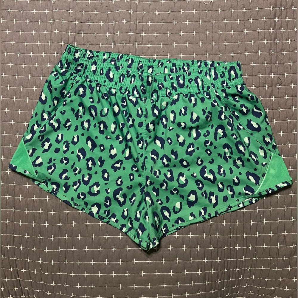 Athletic shorts size M